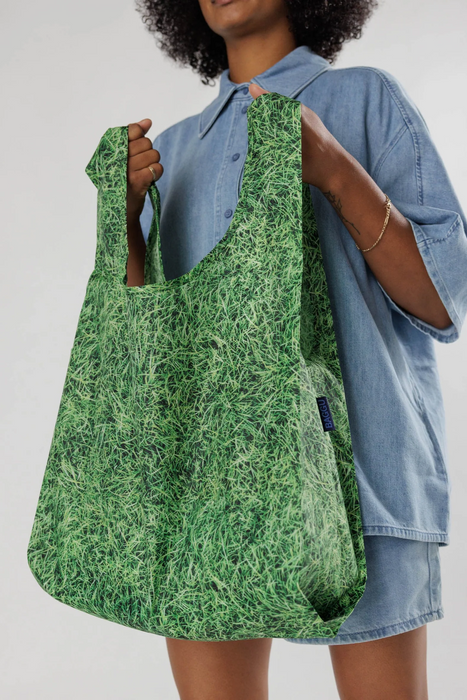 Baggu in Grass