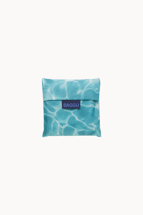 Baggu in Pool