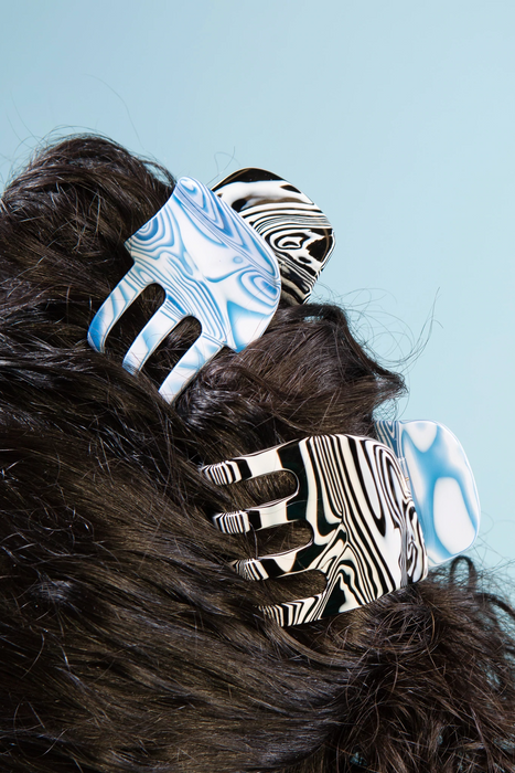Ursa Claw in Marbled Black + Blue